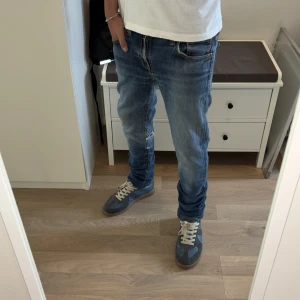  Nudie jeans  - Snygga nudie jeans med snygg tvätt. Dom är väldigt unika och säljs inte längre. Skicket är bra. De har lite slittingar, men de passar jättebra på byxan. Skriv gärna vid frågor eller funderingar. Kan skicka mer bilder ifall det behövs 😁👍 