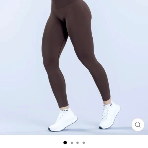 Bruna höga leggings i stretch - Snygga bruna leggings med hög midja och tight passform. Tillverkade i ett stretchigt syntetmaterial som sitter perfekt och framhäver formen.