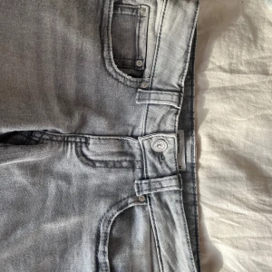 Grå jeans från Gina, aldrig andvänt - Snygga grå jeans från Perfect Jeans i bootcut-modell. Jeansen har klassisk femficksdesign, normalhög midja och är tillverkade i mjukt denimtyg. Perfekta för dig som gillar en avslappnad men trendig look.