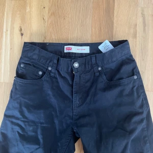 Svarta Levi's 511 Slim jeans - Svarta Levi's 511 Slim jeans, nästan helt oanvända. Ord pris 1300 kr. 