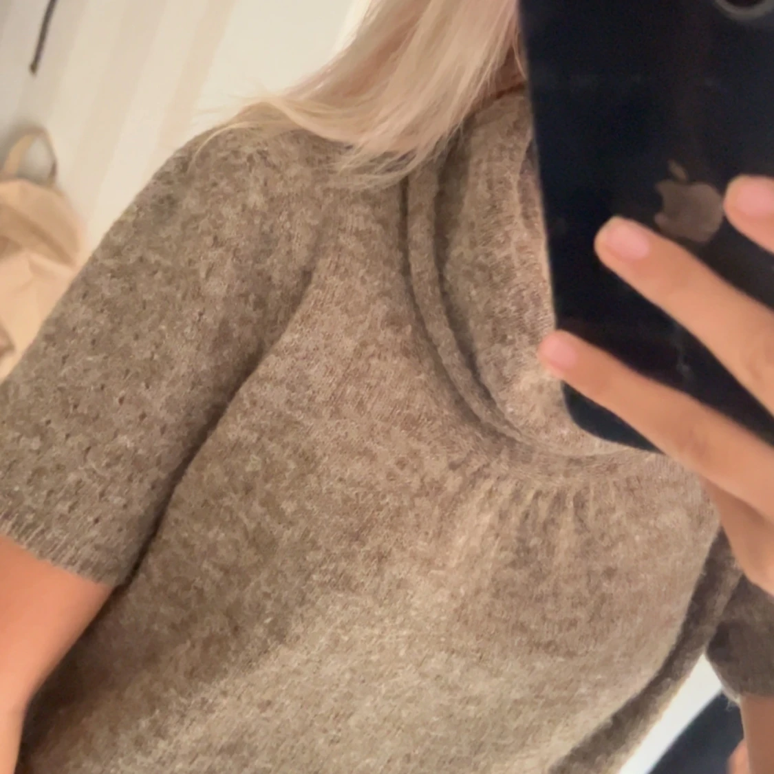 Beige stickad polotröja med kort ärm - 1