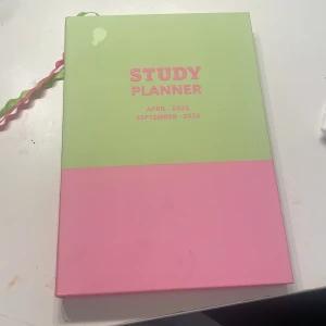 THE ENDLESS NOTEBOOK - En stilren anteckningsbok med spiralbindning och rutigt omslag i blått och grått. Perfekt för dig som vill ha fria sidor att fylla med idéer, skisser eller pluggtips. Passar både till skolan och vardagen – låt kreativiteten flöda!