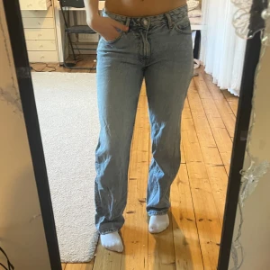 Ljusblå straight jeans från Gina tricot  - Gina tricots low straight jeans i strl 36. Knappt använda 