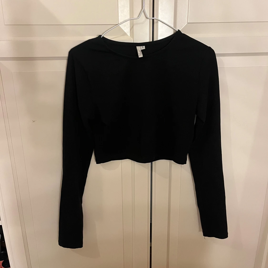 Svart croppad långärmad topp