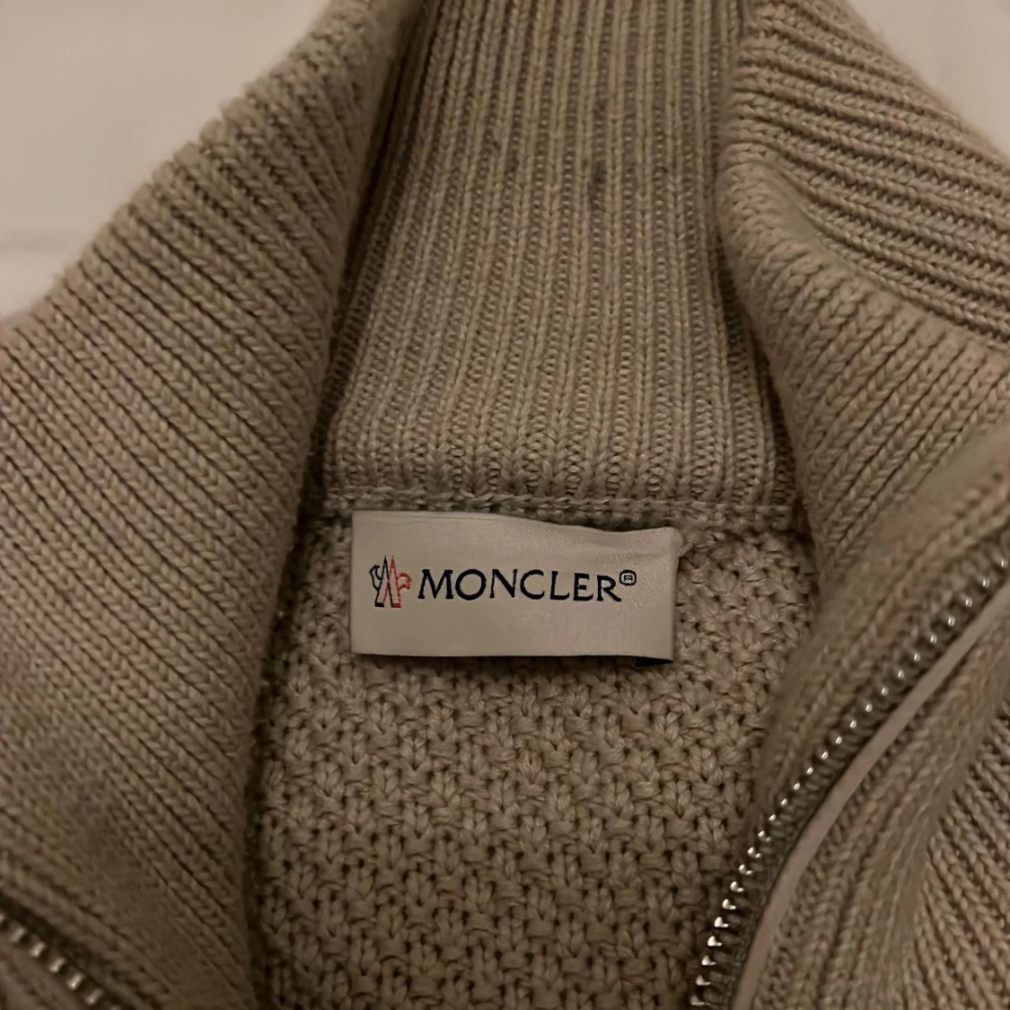 Beige Moncler dunjacka med stickade ärmar - 1