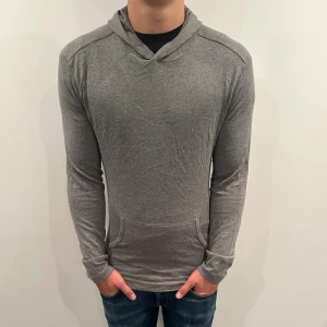 Kashmir hoodie - Hej, säljer nu denna riktigt snygga Kashmir hoodien i storlek M, skicket är 10/10 och tagsen sitter på! Vid minsta lilla fundering så är det bara att höra av sig 