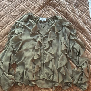 Snygg blus  - Säljer den för att jag aldrig använder den!🥰