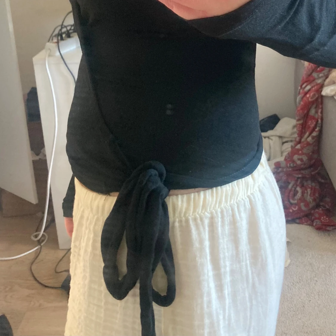 Omlottopp i grått och svart med knyt - 2