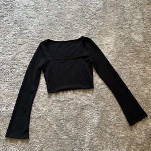 Svart croppad långärmad topp - Svart croppad topp med långa ärmar och fyrkantig ringning, från sinsay.  