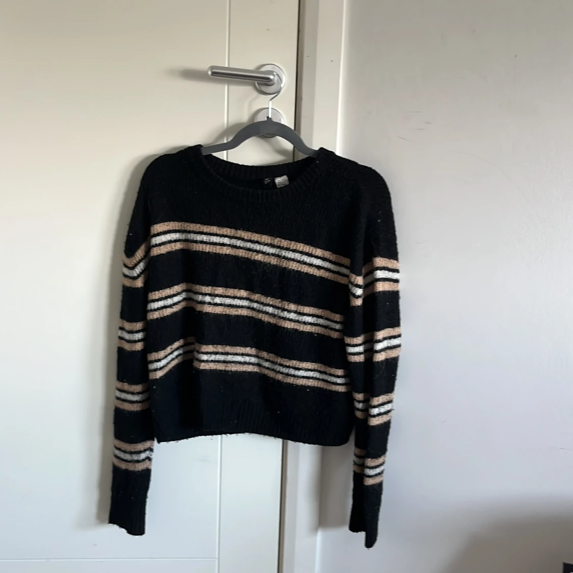 Svart randig stickad tröja