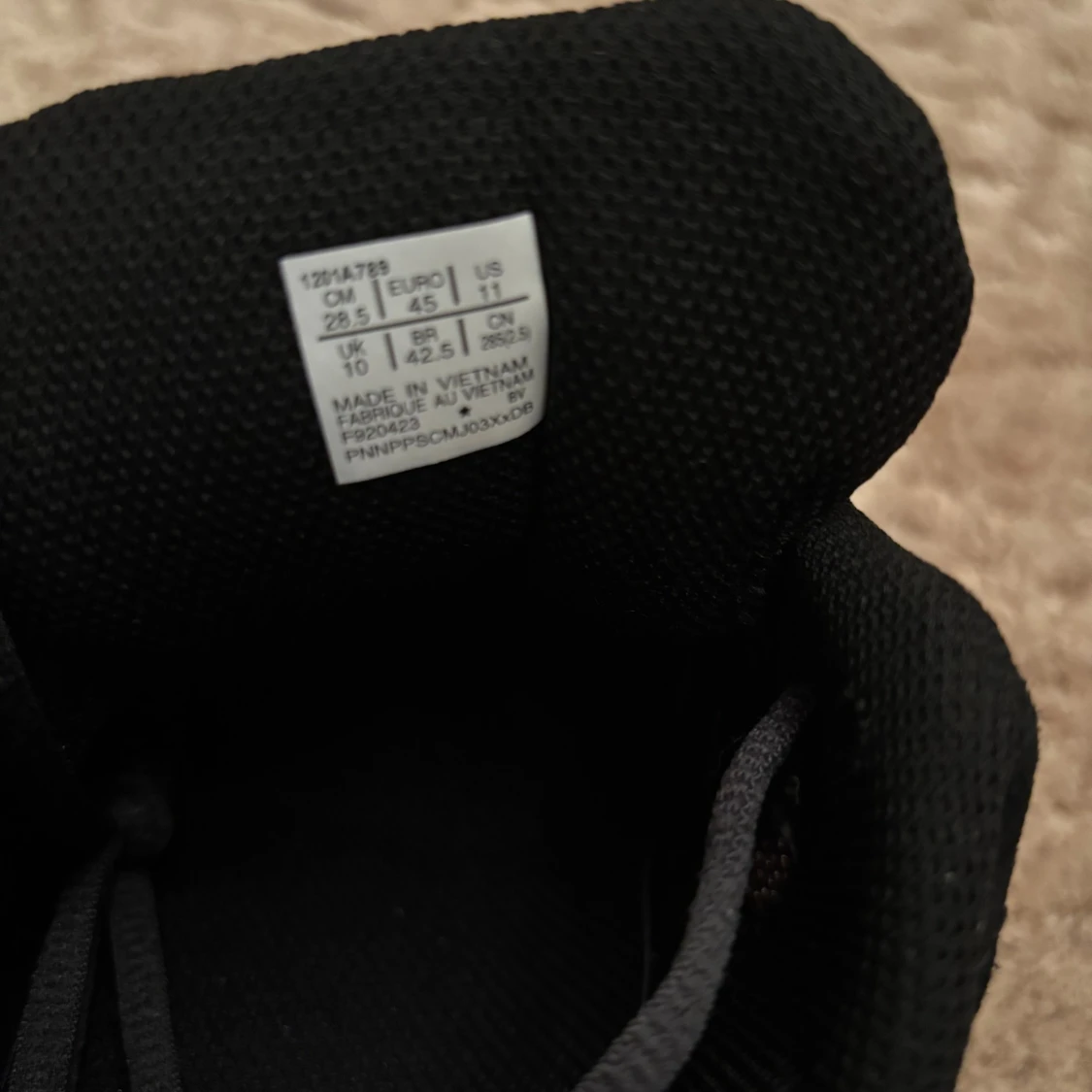 Svarta och silver Asics sneakers strl 45 - 3