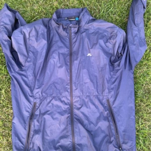 Lindeberg jacka – herr (strl XL, men mer som L) - Säljer en ytterjacka från J.Lindeberg för herr. Den är använd men i helt okej skick. Det finns ett litet hål (se bild) Storleken är XL enligt lappen, men jag skulle säga att den känns mer som en L i passform. Axel bredd 50 cm. längd 69cm   Perfekt för dig som vill ha ett snyggt plagg från ett känt märke till bra pris.