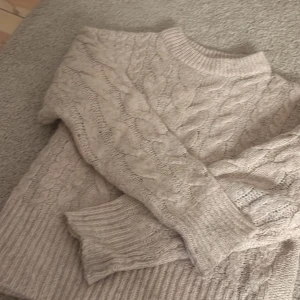 Beige stickad tröja från Gina Tricot - Stickad tröja från Gina tricot, jätte fin Beige tjocktröja som man kan matcha med hösten och vintern, för yngre barn som 8-11