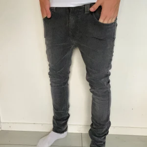 Nudie jeans thinn finn - Hej! Säljer dessa helt nya nudie jeans i modellen thinn Finn. Storlek 30/34. Riktigt snygga enligt mig. Vid frågor osv bara att skriva!🤗