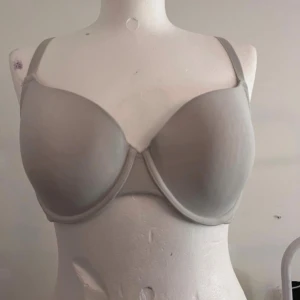 Vit BH - Säljer den då den inte passar längre