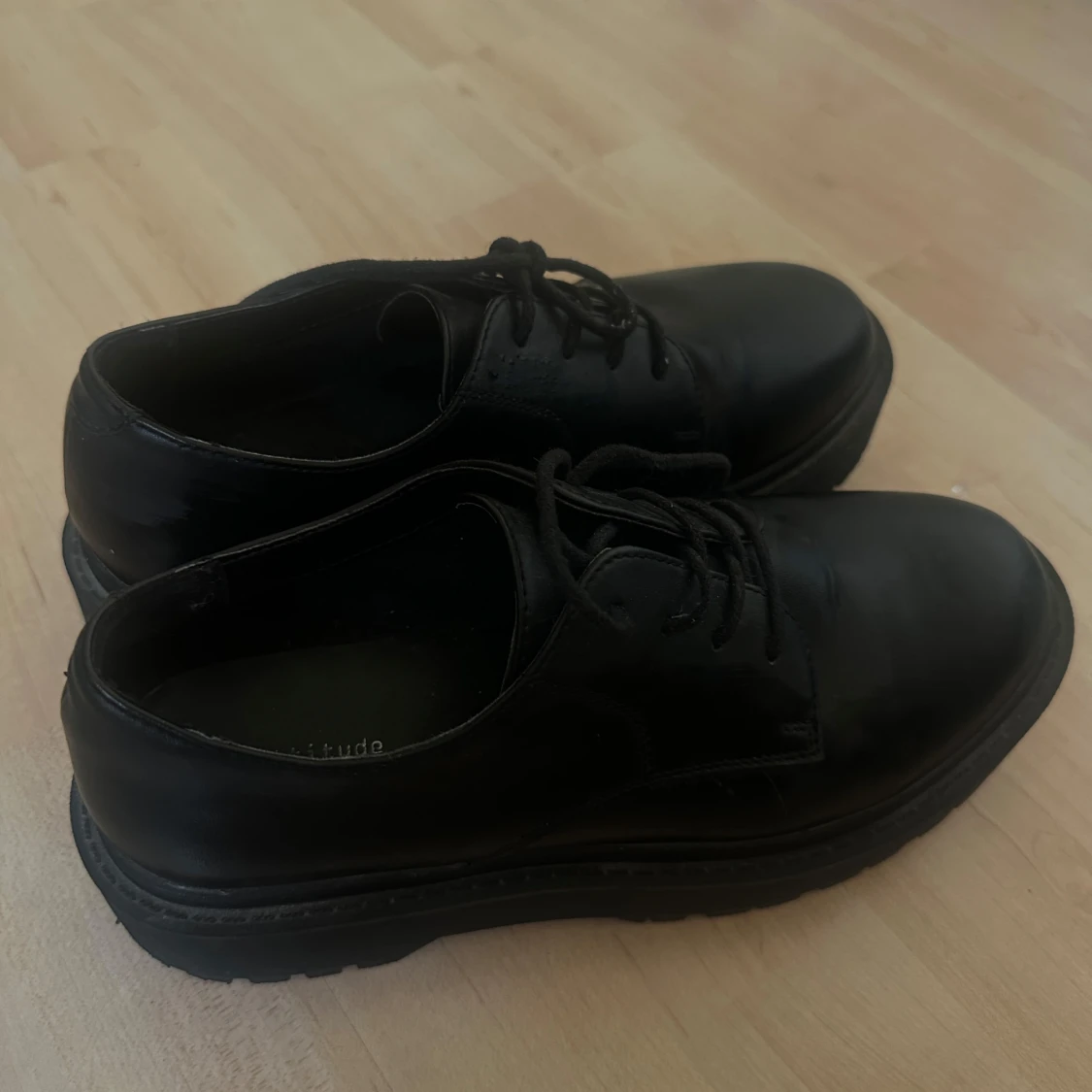 Svarta klassiska skinnloafers - 1