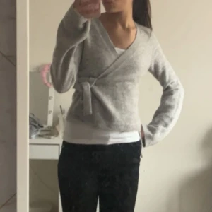 Kofta från Gina  - Supermysig ljusgrå wrap kofta från Gina i väldigt bra skick! 💞💞💞