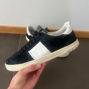 Valentino flycrew - Ett par riktigt snygga Valentino Flycrews i en mer eftertraktad färg mörkblå. De är perfekta skor som passar verkligen till allt. De är i använt skick och två nitar har lossnat på vänster sko och fyra på höger. De är i storlek 45 men skulle säga de även passar dig som bär 46 vanligtvis. För mer frågor eller funderingar är de bara att hojta. Kom gärna med lite bud🤩