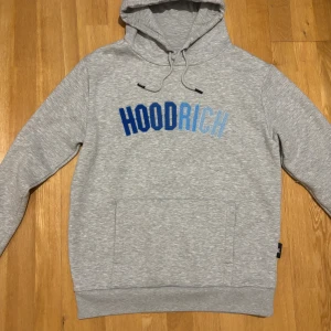 Hood Rich Tracksuit  - Storlek: XL Skick: Aldrig använd  Mycket eftertraktad modell som är slutsåld överallt. Perfekt passform och kvalitet.  Pris: 1 200 kr (kan diskuteras vid snabb affär)