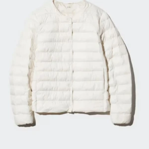 Vit pufferjacka från Uniqlo S - Säljer en stilren vit pufferjacka från Uniqlo i storlek S. Jackan är lätt, quiltad och har tryckknappar framtill. E lite grå runt handlederna. Priset kan diskuteras❣️❣️