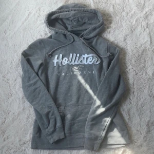 Hollister hoodie - vintage hollister hoodie, jätte snygg och är i bra skick! skriv om någon har frågor 💕