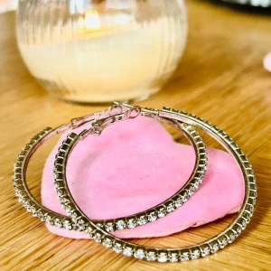 Fina  hoops med strass! - Fina, stora silverfärgade hoops med strass. Mått: 5 x 5 cm. Oanvända.