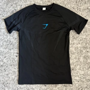 Gym tröja  - Gymshark Tröja – Svart (Nya säsongen) 👕 Storlek: M 🖤 Färg: Svart ✨ Skick: 9/10 – endast testad, i princip ny 🆕 Kollektion: Nya säsongen