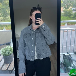 Jeansjacka  - Jätte fin jeansjacka som är kort och har en ljusgrå nyans. Aldrig använd, endast prövad och har prislapp kvar.  Normal i storleken. Nypris: 400 kr