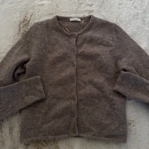 Brun kofta från Gina Tricot XS - Mysig brun kofta från Gina Tricot i storlek XS. Helt oanvänd 💘💘💘