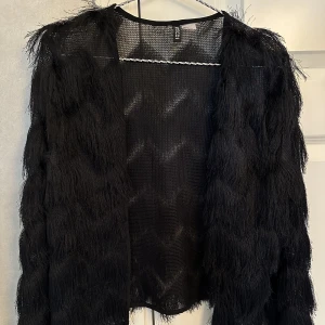 Kofta med fransar - En tunn, festlig kofta med fransar. Stl S. H&M Divided, knappt använd så den är i jättefint skick!