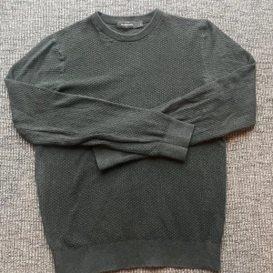 Mörkgrå stickad tröja Dressmann S - Säljer en mörkgrå stickad tröja från Dressmann i storlek S. Tröjan har ett diskret strukturerat mönster, rund halsringning och långa ärmar. Perfekt för dig som gillar en enkel men ändå stilren look. Svarar ofta snabbt så hör av er vid frågor och funderingar🙌. kom gärna med prisförslag så kan vi säkert lösa något som funkar för båda😄