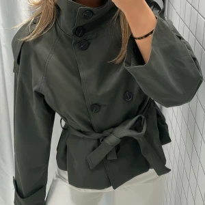 Trenchcoat bershka  - Superfin trenchcoat från bershka i storlek M med prislappar kvar💕passar även storlek S. Pris går att dissekeras! Helt dlutsåld i butik och på nätet