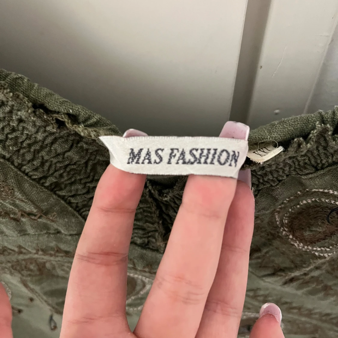 Olivgrön broderad linnetopp MAS Fashion - 3