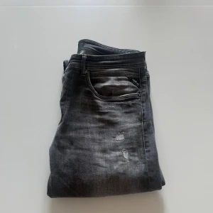Replay Willbi Jeans - Tjena! | Säljer ett par snygga replay jeans | Bra skick, väl använda men har mycket kvar att ge! | W32, L34 | Pris 399 | Kontakta vid minsta lilla fråga! | 