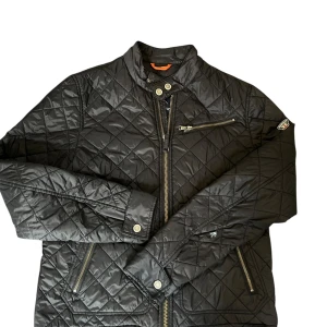 Svart quiltad jacka från Morris - Fet jacka från Morris i väldigt bra skick förutom att den har en liten lagning som knappt syns!