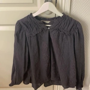 Marinblå blus från Odd Molly 🌟 - Marin blå blus från Odd Molly som tidigare kostat 900kr men köpte för 500kr, den har inga defekter bara lite använd💛har även ett fint mönster. Pris kan diskuteras 