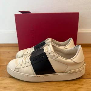 Valentino open sneakers - Säljer nu dessa valentino skor | Storlek 38 | Kommer med box,valentino kort och kvitto | Hör gärna av er vid frågor eller funderingar 