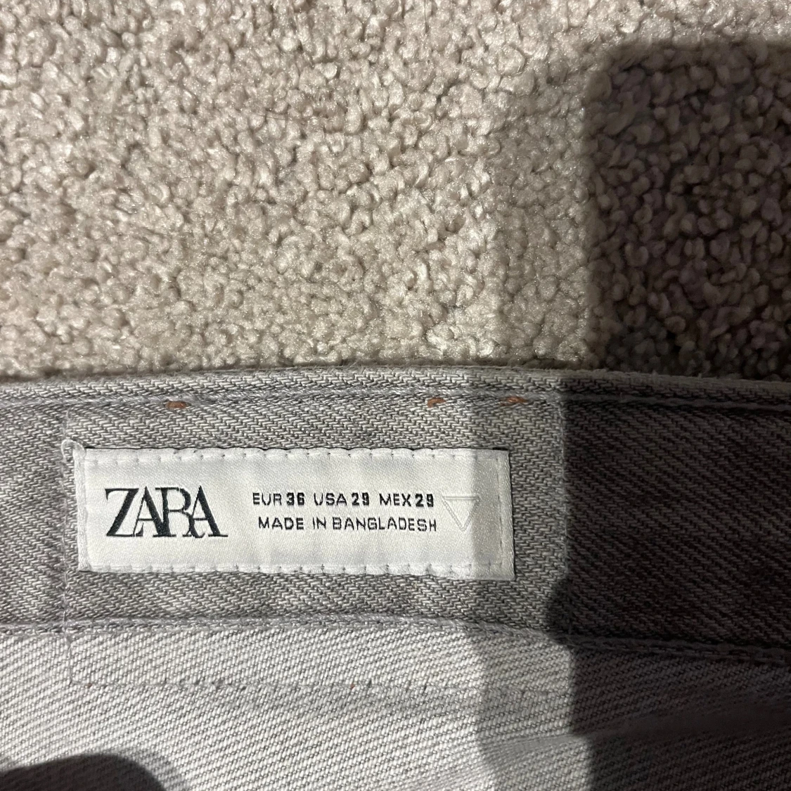 Grå raka jeans från Zara - 1