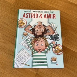 Astrid & Amir - En charmig och rolig bok om Astrid och Amir, två unga vänner som startar en spionverksamhet tillsammans. Perfekt för dig som gillar vardagsäventyr, vänskap och humor! Passar unga läsare som vill ha en lättläst och underhållande berättelse.