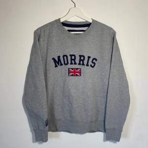 Grå sweatshirt från Morris - Grå sweatshirt från Morris till ett rimligt pris perfekt för både vardag och fest‼️ Storlek: XS som passar 165-172📏 Inga skador eller defekter. Skickar inom 24 timmar efter du beställt🚚 med en gåva🎁