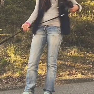 Ljusblå bootcut jeans - Säljer ett par low waist ljusblå jeans från replay. As snygga men har inte kommit till användning pågrund av att de inte passar mig längre❣️längden är 34 men skulle säga att de är mittemellan 30-32 längden💕 pris kan diskuteras 