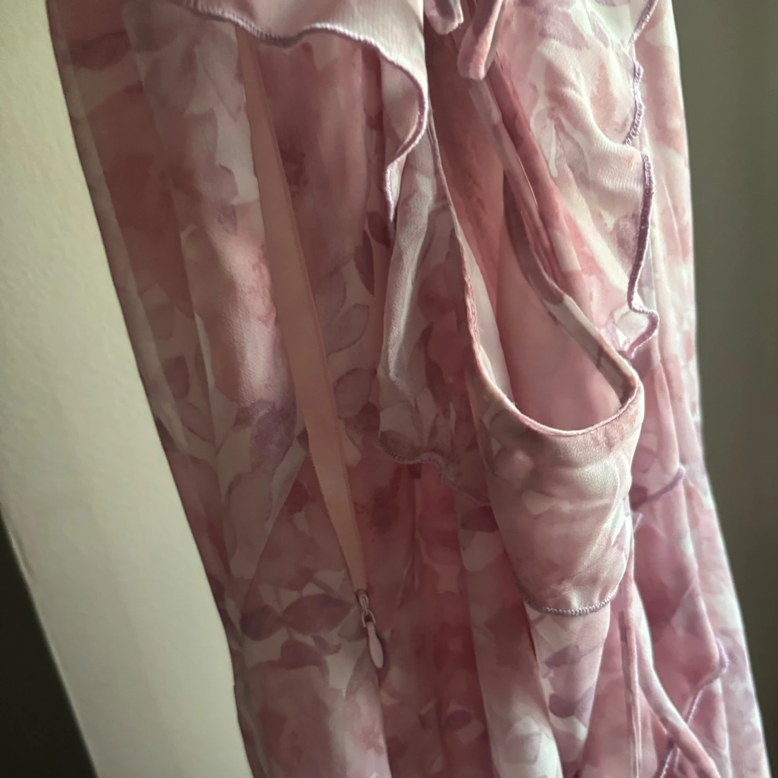 Lång blommig rosa klänning med volang från vila - 3