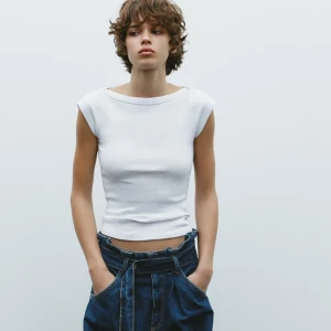 Vit ribbad topp trån Zara - Säljer en vit ribbad topp med korta ärmar från Zara. Han använt max 3 gånger och har inga tecken på användning. Den är i storlek S. 