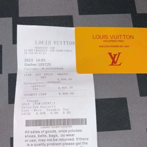 Svart Louis Vuitton bälte med LV-spänne - Säljer ett stilrent svart bälte från Louis Vuitton med ikoniskt LV-spänne i svart metall. Bältet är tillverkat i skinn och levereras i originalförpackning med dustbag och påse. Perfekt accessoar för att lyfta din outfit med lyxig känsla.