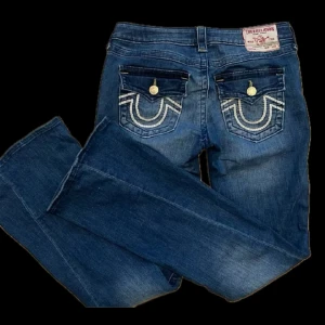 True Religion blå bootcut jeans - Snygga blå jeans från True Religion med bootcut passform.