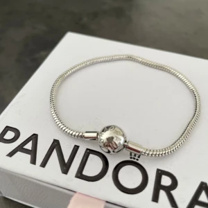 Pandora armband - Pandora armband i nyskick. Storleken är 19 cm. Asken ingår givetvis. Tveka inte att höra av dig om du har frågor! 
