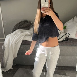 Mörkblå stickad tröja från lager 157 - Mörkblå stickad tröja från lager 157 med rund halsringning och trekvartsärm. Modellen är croppad och har en enkel, stilren look som passar perfekt till jeans eller mjukisbyxor