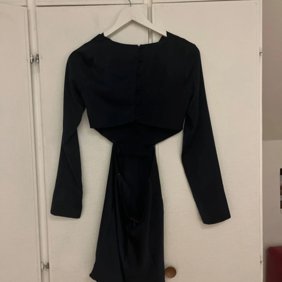 Mörkblå långärmad satinklänning ASOS Design - 1