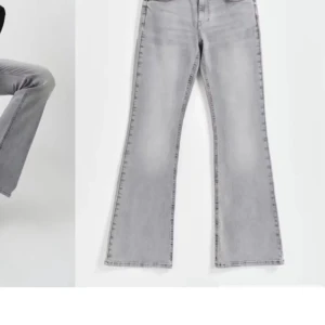 Grå bootcut jeans med utsvängda ben - Snygga ljusgrå jeans med bootcut och utsvängda ben. Klassisk femficksmodell med dragkedja och knapp framtill. Jeansen har en cool tvättad look och passar perfekt till sneakers eller boots. Materialet är mjukt denim som sitter skönt hela dagen. I nytt skick storlek 34!!💕