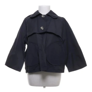 Trekvartsärmad jacka  - Skit snygg men får ingen användning av den. Storlek 38 men passar 36 med 